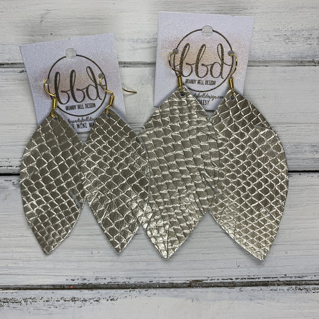 MAISY - Leather Earrings  ||  <BR>  LIGHT GRAY MINI HONEYCOMB