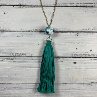 TASSEL NECKLACE - CAROLINA    ||   EMERALD GREEN TASSEL WITH DECORATIVE BEAD